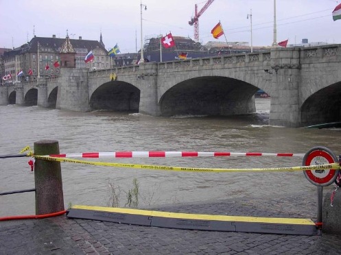 Mittlere Brücke Basel bei Hochwasser