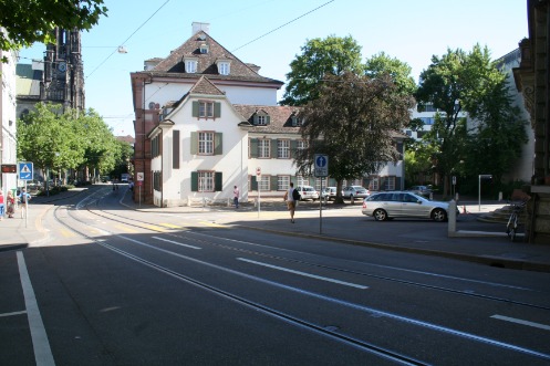 Elisabethenstrasse auf Höhe Tramhaltestelle Kirschgarten in Blickrichtung Bankverein